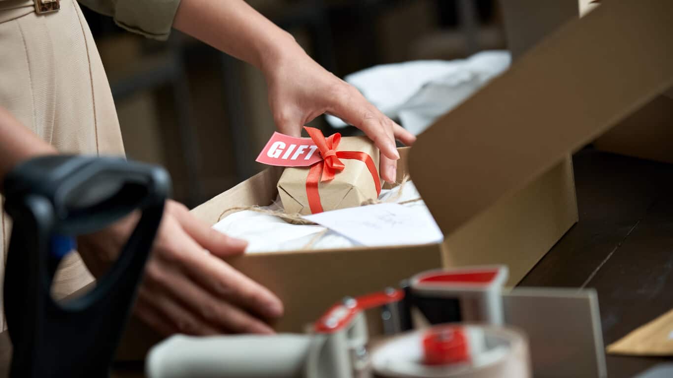Read more about the article 5 TIPS for shipping gifts overseas this holiday season
