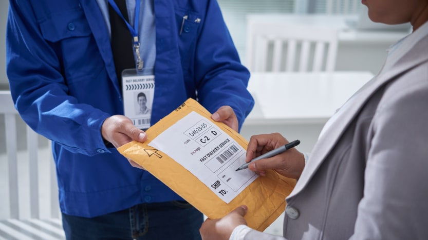 Read more about the article Choosing the Right Carrier to Ship Your Documents to France